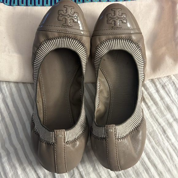 Tory Burch Gabby Ballet Flat in London Gray. Size 8.5M. - Picture 4 of 4